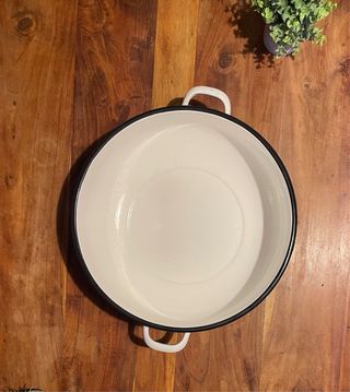 Catino vintage bianco con bordi neri