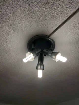 Lampada da soffitto nera e bianca