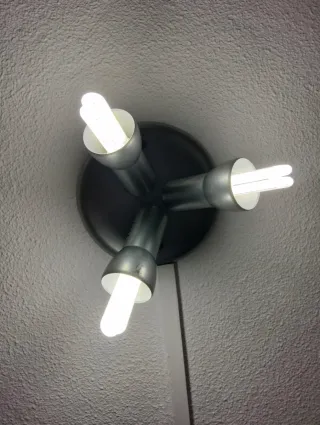 Lampada da soffitto nera e bianca