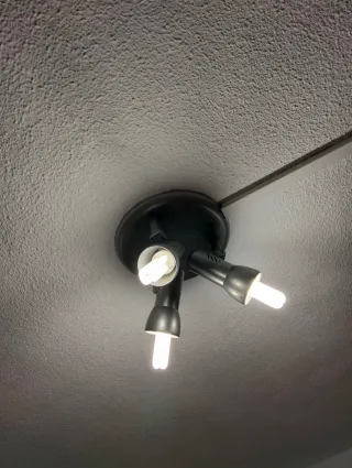 Lampada da soffitto nera e bianca