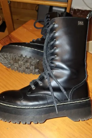 Botas militares negras con cordones