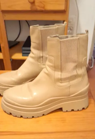 Botas beige estilo Chelsea