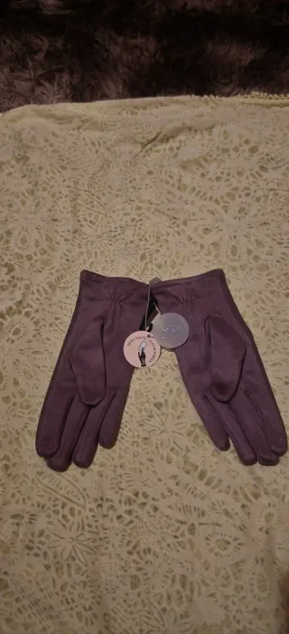 Guantes malva con pompones