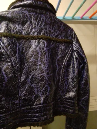 Chaqueta azul brillante con forro de pelo