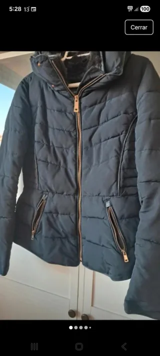 Plumífero negro con cuello de pelo