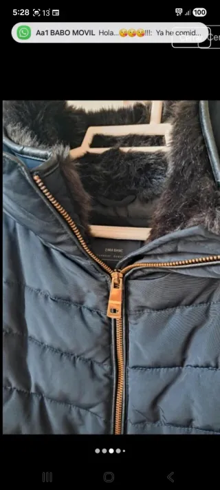 Plumífero negro con cuello de pelo