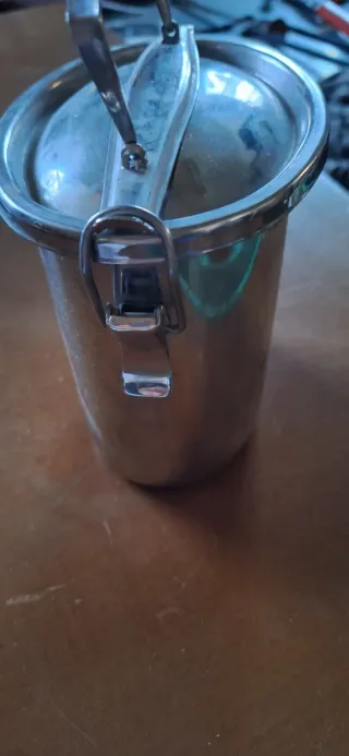 Vecchia gavetta in metallo