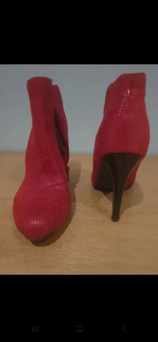 Botas rojas de tacón para chica