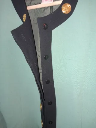 Chaqueta verde con botones dorados