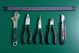 Llave inglesa, alicates y barra magnética.