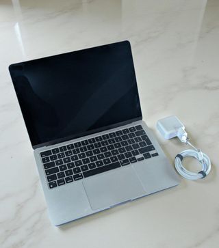 MacBook M2 Air 13 256GB/8GB Batería 87%