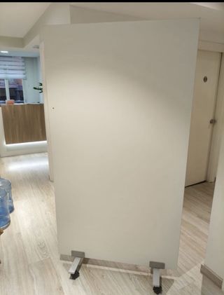 Paneles separadores blancos con ruedas