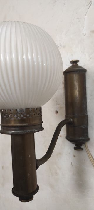 Pareja de apliques modernistas opalina blanca