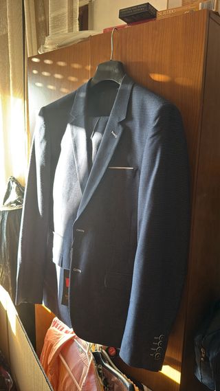 Traje de hombre azul con puntos