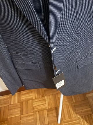 Traje de hombre azul con puntos