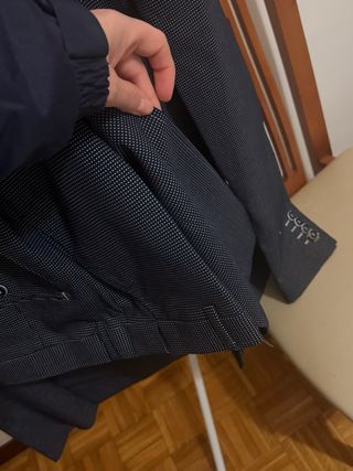 Traje de hombre azul con puntos