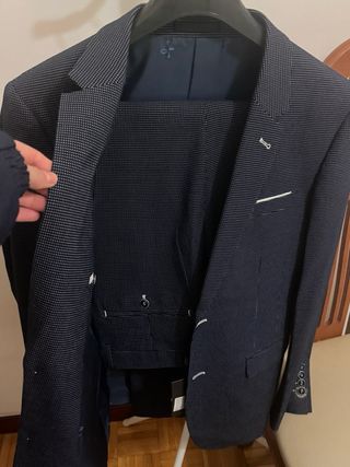 Traje de hombre azul con puntos