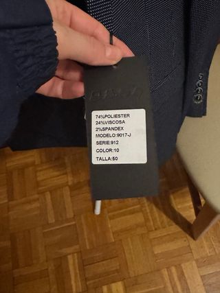 Traje de hombre azul con puntos