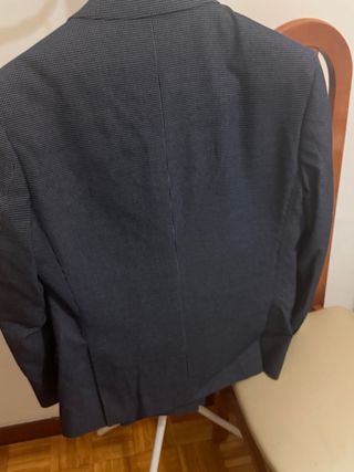 Traje de hombre azul con puntos