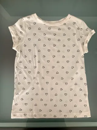 Camiseta blanca con estampado de corazones