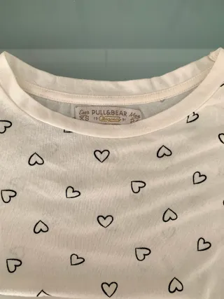 Camiseta blanca con estampado de corazones