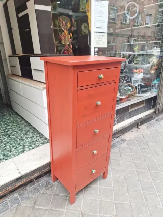 Cómoda Alta IKEA HEMNES Madera Roja semi Nueva