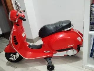 Moto Eléctrica Roja Vespa 2023
