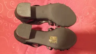 Sandalias de tacón alto con pedrería