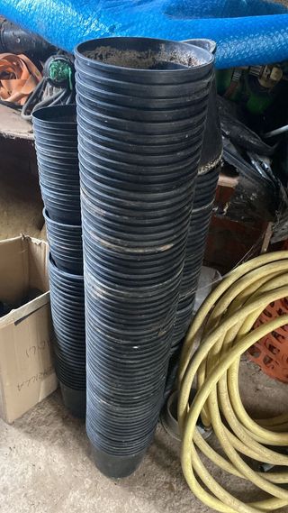 Set di vasi in plastica neri