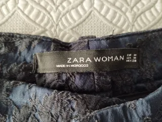 Pantalón Zara estampado azul y negro
