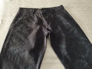 Pantalón Zara estampado azul y negro