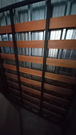 Somier con patas metálicas y lamas de madera