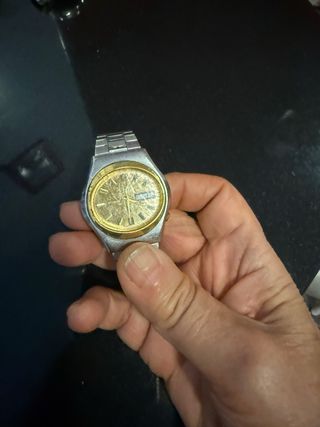 Reloj de caballero dorado y plateado