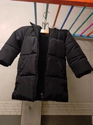 Cazadora negra con capucha y pelo Talla 3 años
