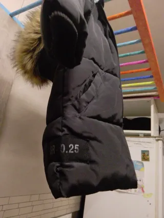 Cazadora negra con capucha y pelo Talla 3 años