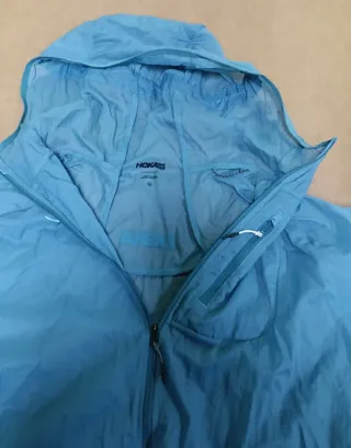 Cortavientos Hoka ligero con capucha Talla M