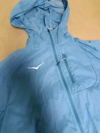 Cortavientos Hoka ligero con capucha Talla M