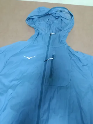 Cortavientos Hoka ligero con capucha Talla M
