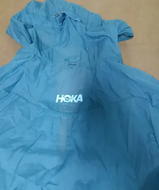 Cortavientos Hoka ligero con capucha Talla M