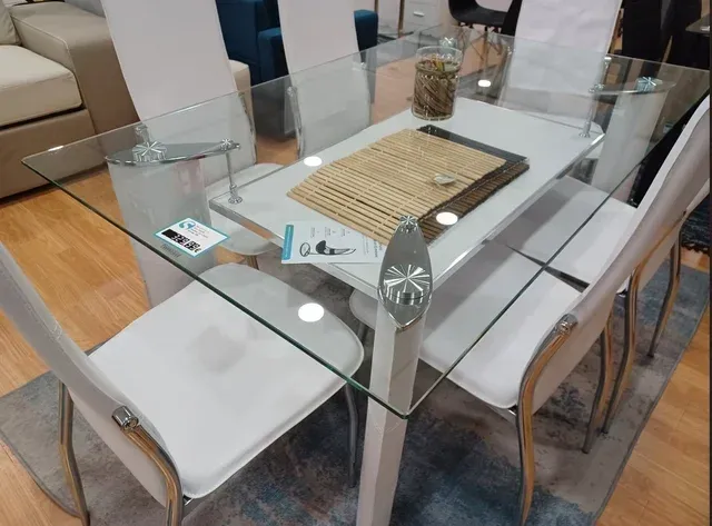 Mesa de cristal y 6 sillas blancas
