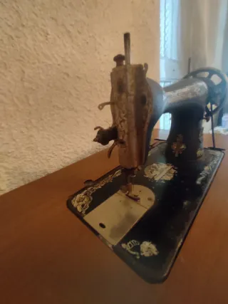 Macchina da cucire Singer antica anni '50