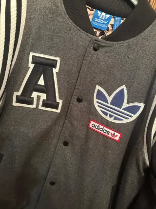 Giubbino college Adidas grigio e nero Taglia M