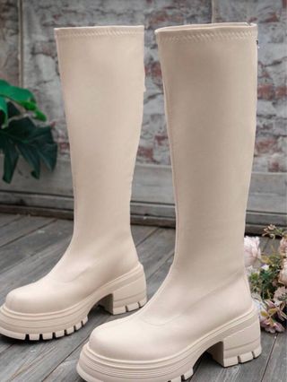 Botas altas beige pegaditas a la pierna