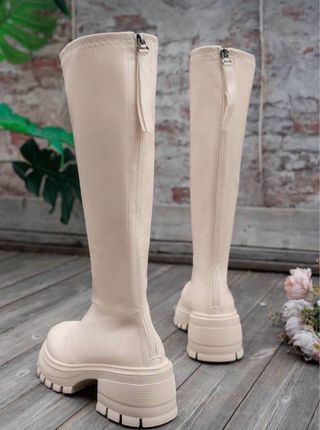 Botas altas beige pegaditas a la pierna