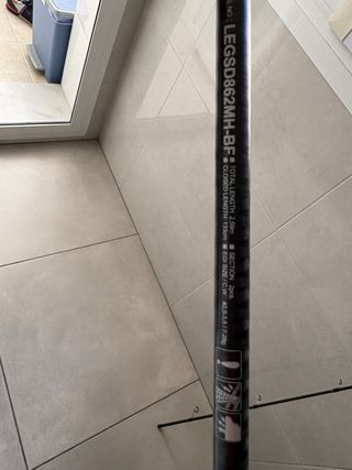 se vende caña para el calamar + carrete