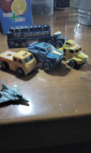 Lote de 5 vehículos y 1 avión Micromachines