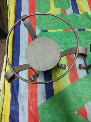 Porta vasi in metallo