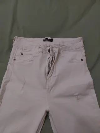 Pantalón vaquero pitillo blanco desgastado