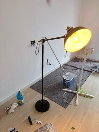 Lámpara de pie negra y dorada