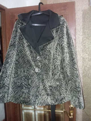 Abrigo mujer negro con estampado